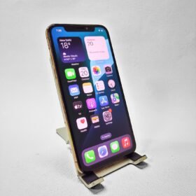 iPhone XS front display showing sleek edge-to-edge Super Retina screen